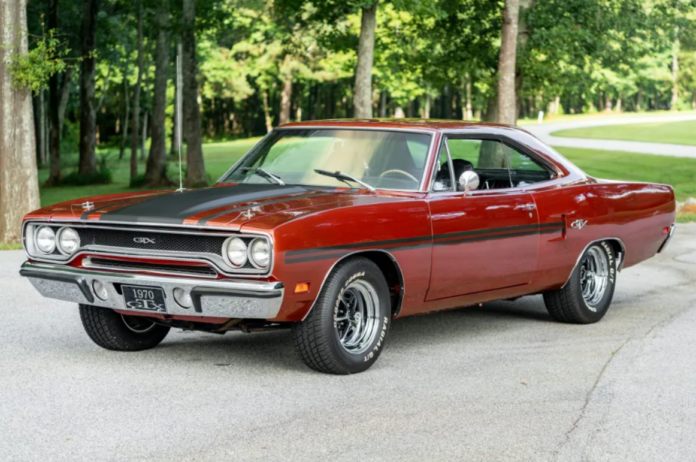 Take a test drive in the 1970 Plymouth GTX 440 V8